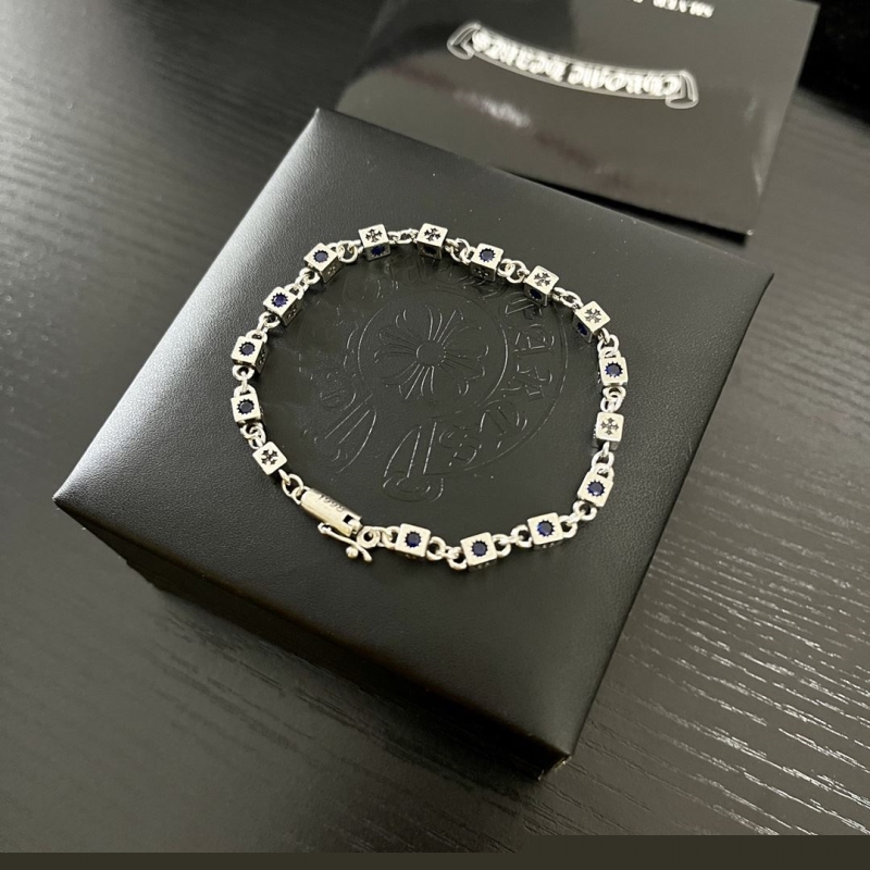 Ch**me He**ts necklaces
